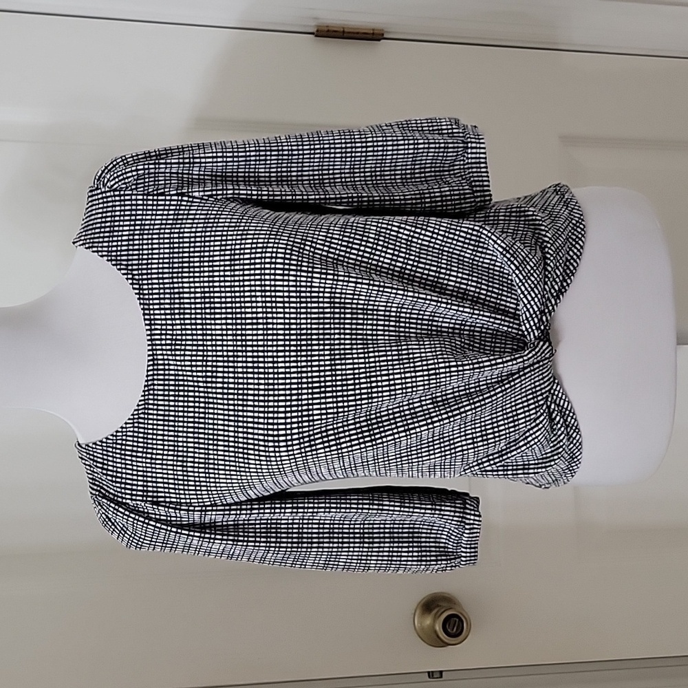 W5 Size L Black & White Textured Twist Front Top, Excellent Used Condition